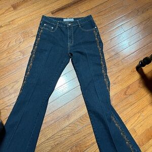 Very cute Jean with embroidery on side